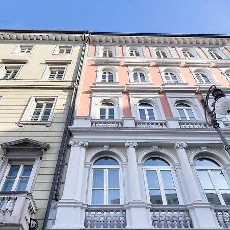 Piazza Della Borsa 3C Tirabora Short Rent Apartment Trieste Bagian luar foto